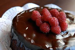 Chocolate whisky cake with raspberries por sonicwalker, en Flickr