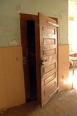 Haunted Hospital - Freezer in Kitchen por Mark Strozier, en Flickr